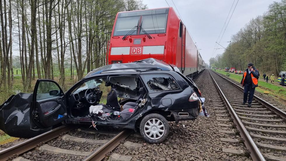 Verkehr: Tödlicher Unfall Auf Bahnübergang: Lokführer Unverletzt | ZEIT ...