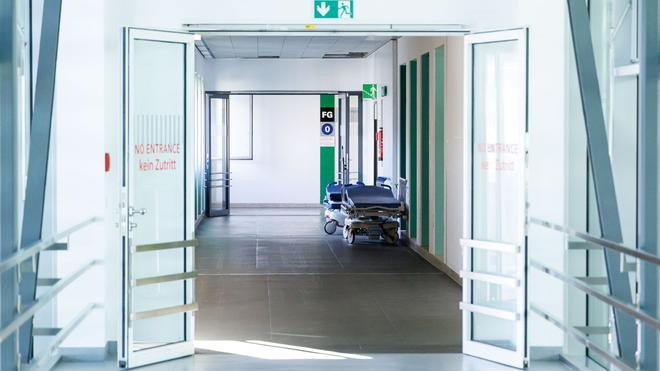 Gesundheit: Krankenbetten stehen in einem Gang in einem Krankenhaus.