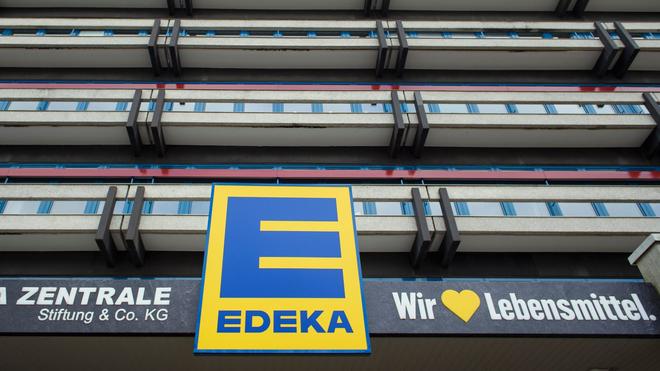 Einzelhandel: Edeka hat eigenen Aussagen zufolge bei vier Konzernen teilweise einen Bestellstopp verhängt, um den Druck zu erhöhen.