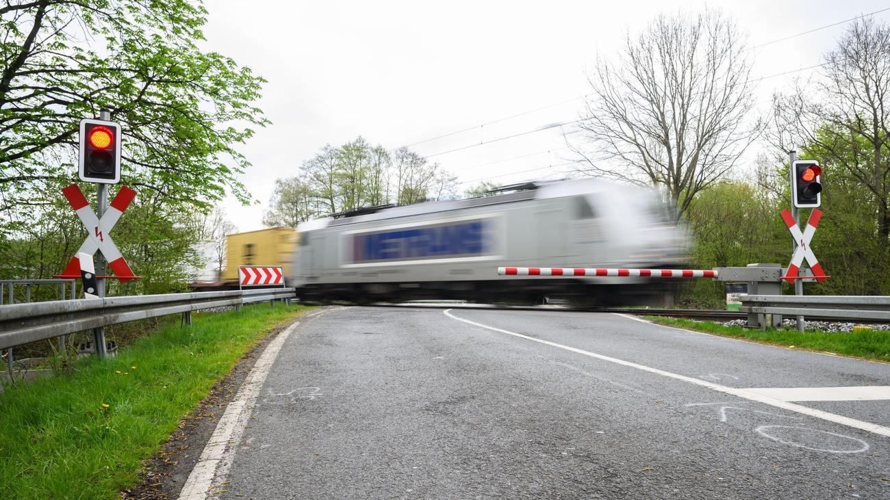Verkehrssicherheit Bahn will Unfälle an Bahnübergängen weiter