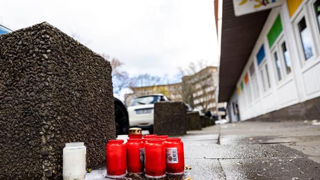Kriminalität: Passanten haben am Tatort Kerzen in der Duisburger Altstadt niedergelegt.