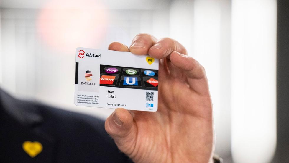 Verkehr BVG begrüßt Deutschlandticket Langes Warten am Schalter ZEIT ONLINE