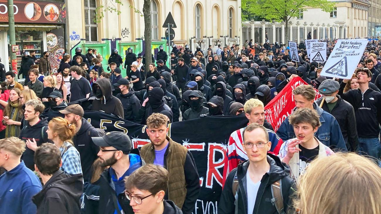 1. Mai Abendliche MaiDemo in Neukölln Polizei mit Großaufgebot ZEIT ONLINE