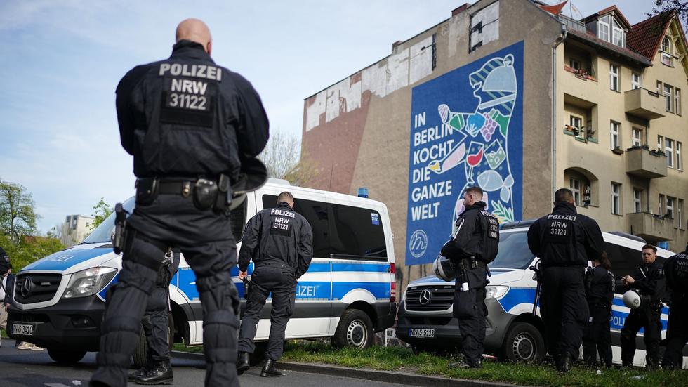 1. Mai: Tausende Versammeln Sich Vor Linker Demonstration In Berlin ...