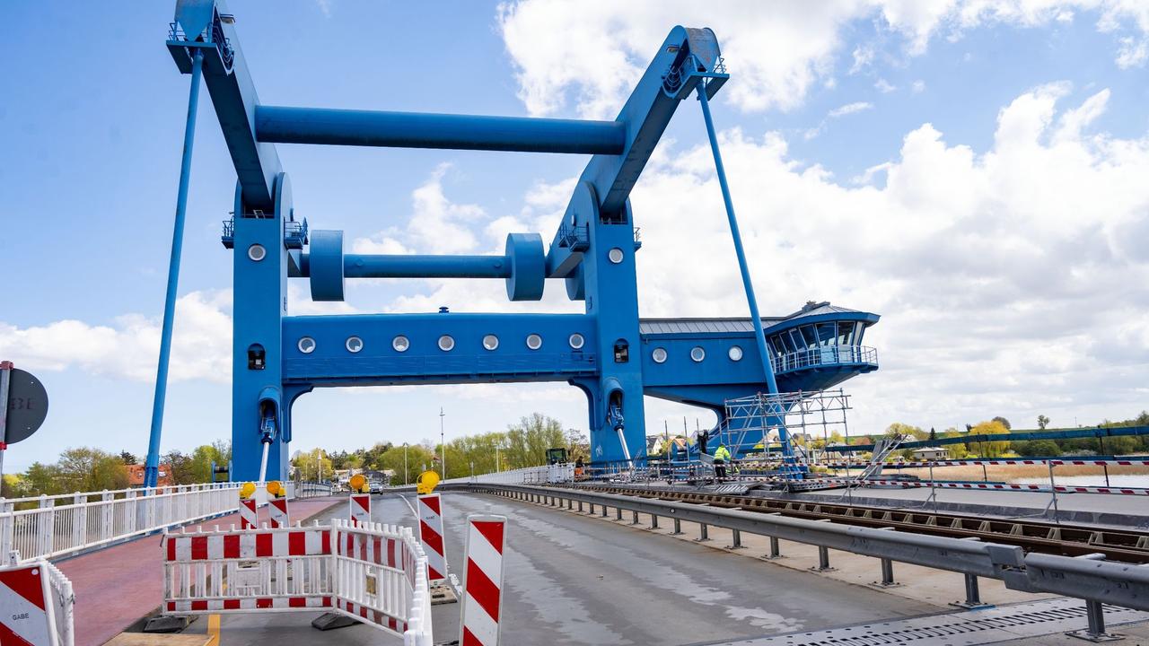 Kreis Vorpommern-Greifswald: Erneut Arbeiten an Peenebrücke: Folgen auch  für Schiffe | ZEIT ONLINE