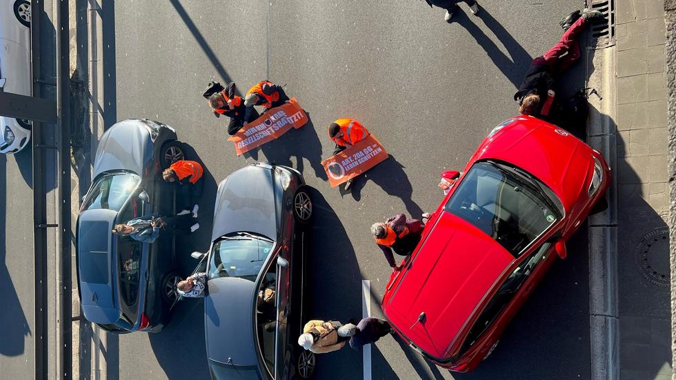 Demonstrationen: Klimaaktivisten Der Letzten Generation Blockieren A100 ...