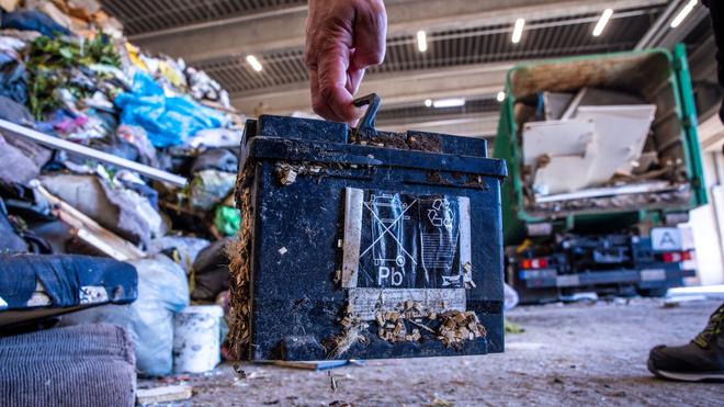 Entsorger In Anhalt Bitterfeld Schlagen Alarm Akkus Im Müll Sind Tickende Zeitbombe - 6updgax