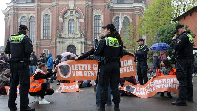 Klima: Letzte Generation Am Michel: Polizei Verhindert Blockade | ZEIT ...