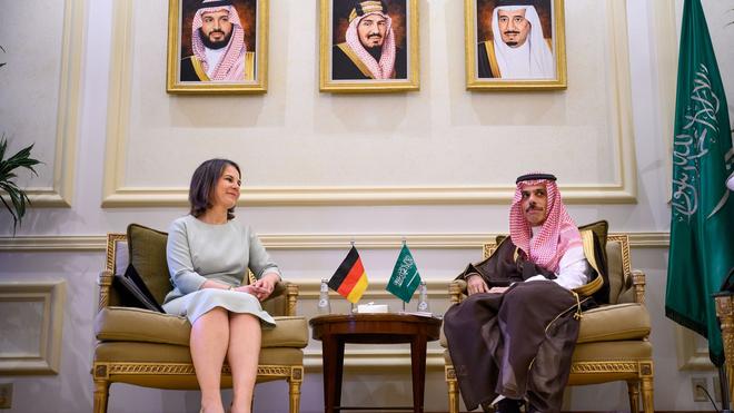 Besuch in der Golf-Region: Annalena Baerbock im Gespräch mit ihrem saudi-arabischen Amtskollegen Faisal bin Farhan.