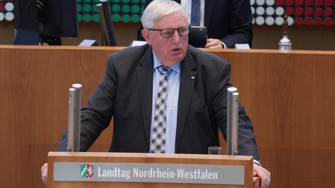 Gesundheit: Karl-Josef Laumann (CDU), Gesundheitsminister von Nordrhein-Westfalen, spricht.
