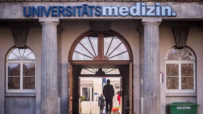 Krankenhaus: Menschen gehen durch den Zugang zur Universitätsmedizin in Mainz.