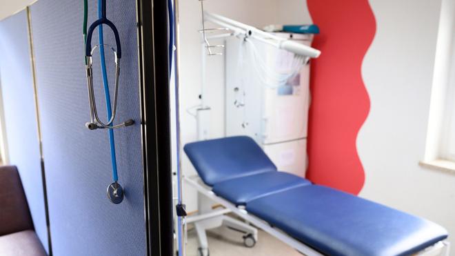 Krankenversicherung: Stethoskope hängen im Behandlungszimmer einer Hausarztpraxis.