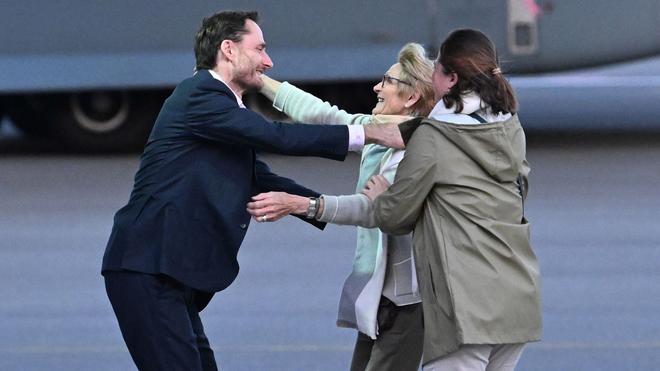 Diplomatie: Olivier Vandecasteele (l) trifft seine Familie bei der Ankunft auf dem Militärflughafen Melsbroek.