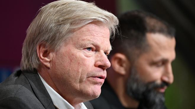 FC Bayern München: Vorstandschef Oliver Kahn (l) und Sportvorstand Hasan Salihamidzic bei einer Pressekonferenz.