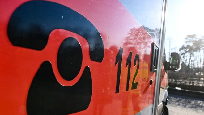 Münster: Die Notrufnummer 112 steht auf einem Rettungswagen.