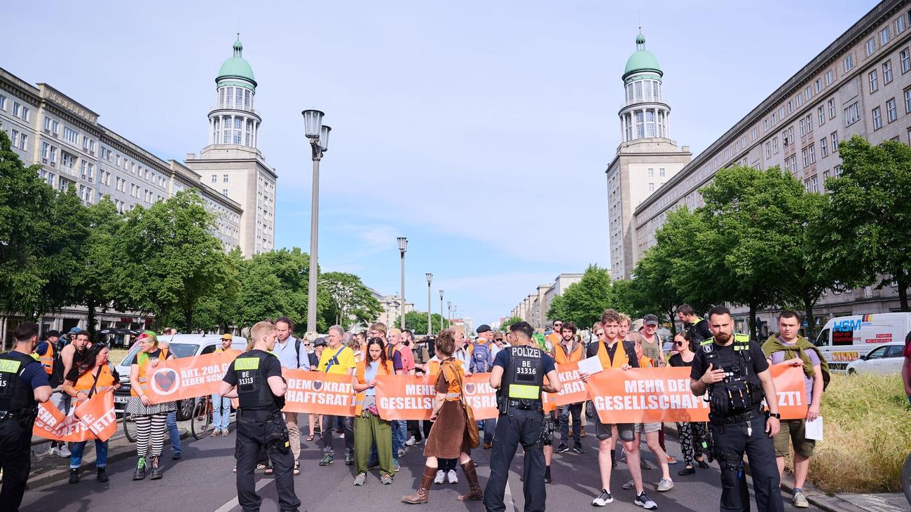 Klimaschutzgruppe: Protestmarsch der Letzten Generation in Berlin | DIE ...