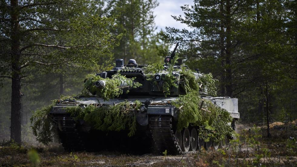 Krieg Moskau präsentiert Traktoren als zerstörte LeopardPanzer ZEIT