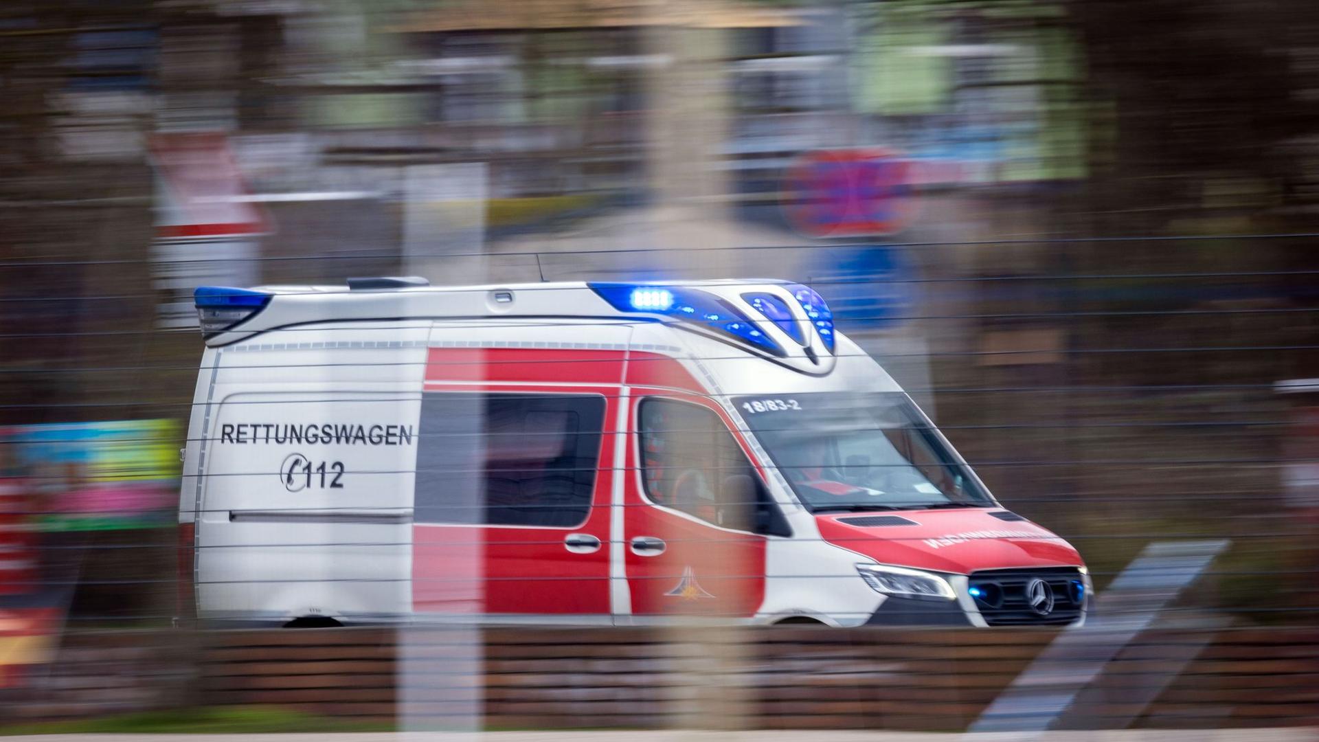 Landkreis Mühldorf am Inn: Auto fährt in Biker: Mann stirbt und Frau schwer verletzt