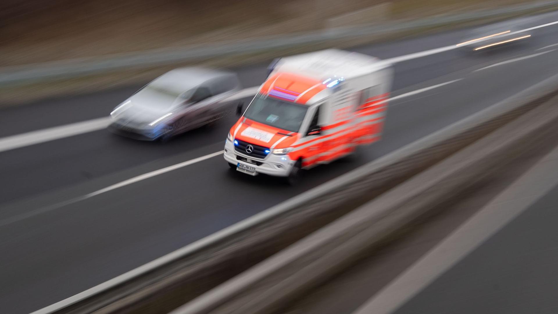 Essen: Auto landet nach Kollision auf Dach: Drei Verletzte