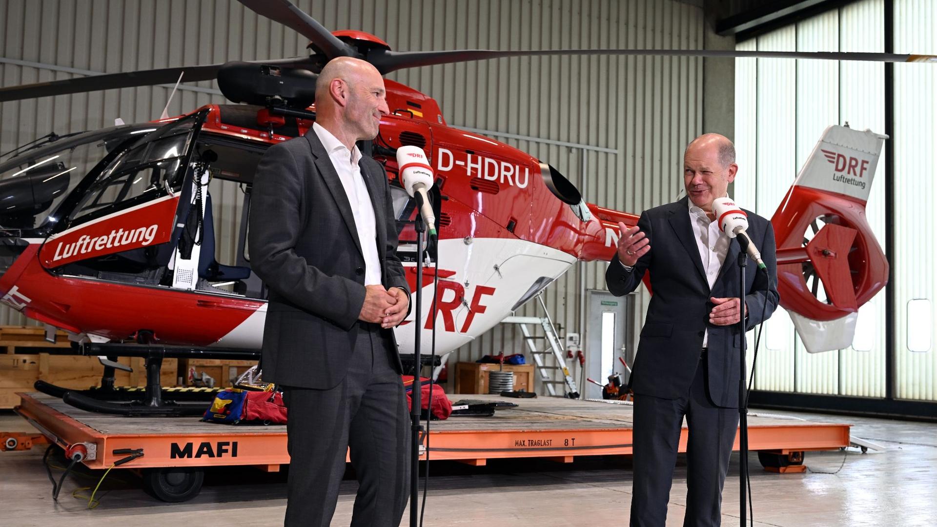 Flughafen Nürnberg: Bundeskanzler Scholz besucht DRF-Luftrettung