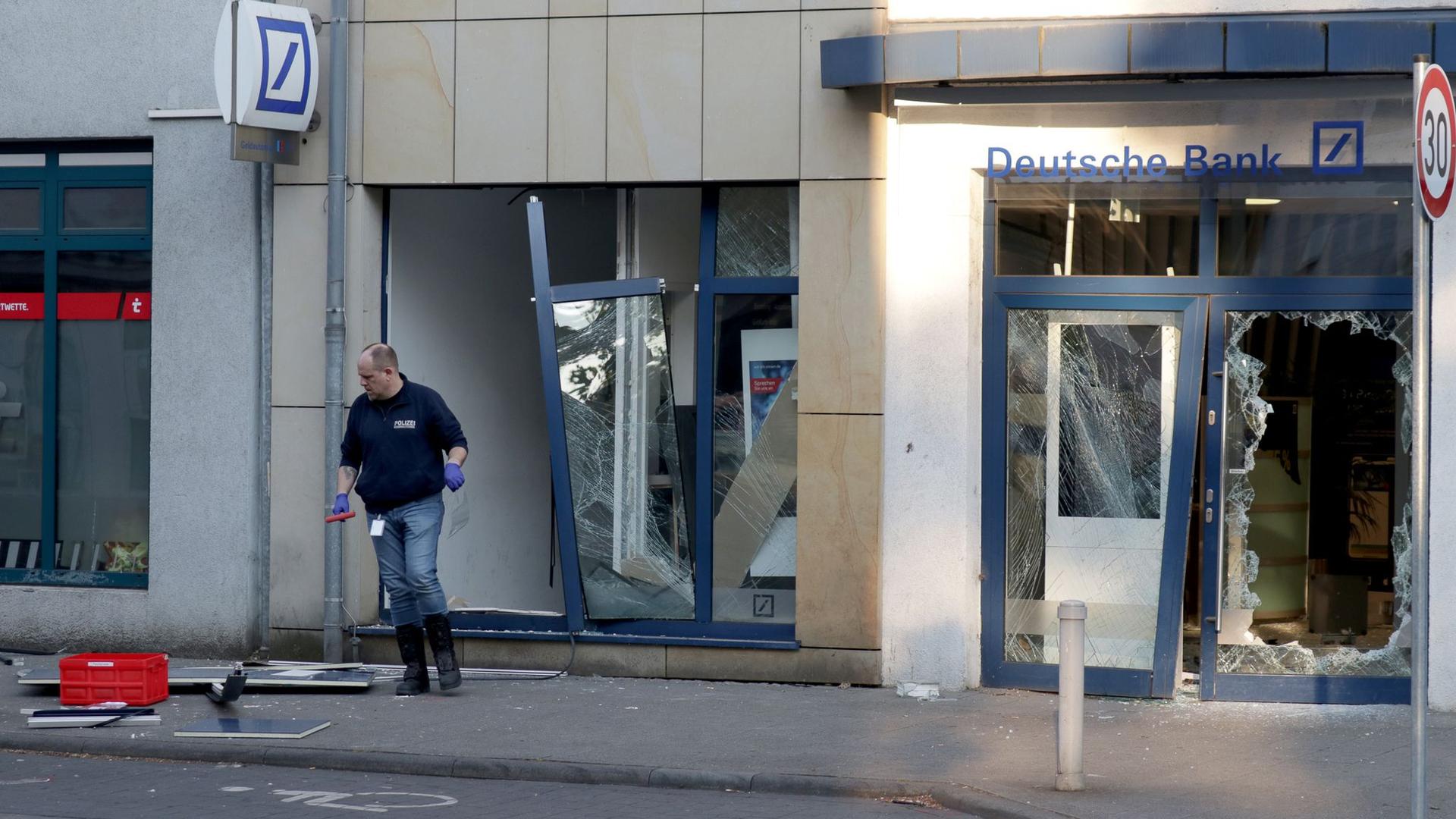 Landkreis Offenbach: Geldautomat in Neu-Isenburg gesprengt: Täter flüchten