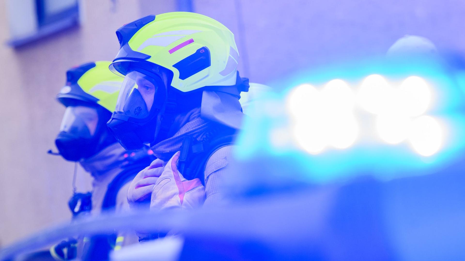 Polizei und Feuerwehr: Mehrere brennende Fahrzeuge in Heilbronn: Ursache unklar