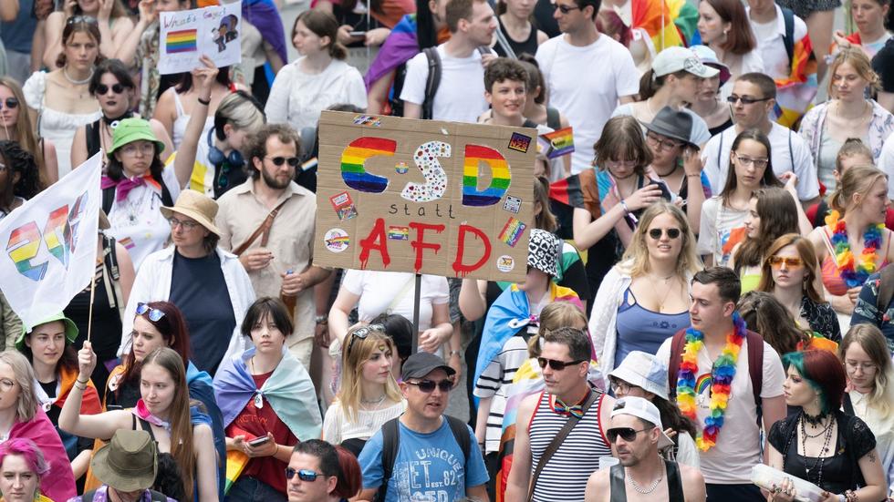 Gesellschaft Tausende Menschen beim CSD in Dresden ZEIT ONLINE