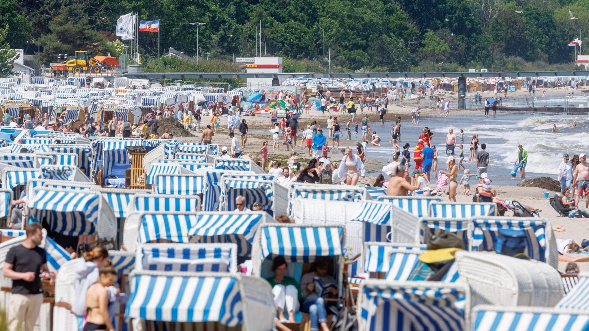Sommerliche Temperaturen: Volle Strände an der Ostsee und an der Elbe in Hamburg