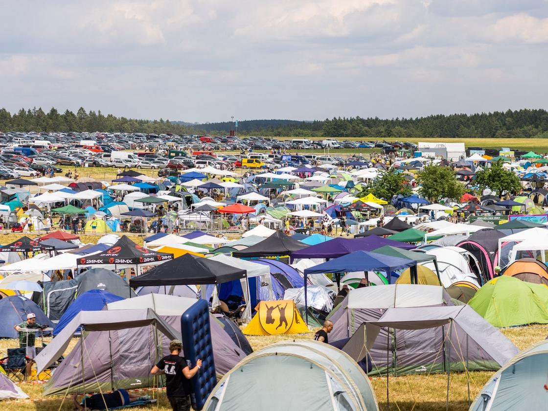 Musik: Zeltstadt beim "Southside"-Festival: Besucher reisen an | DIE ZEIT