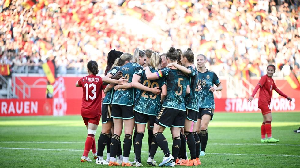 fu-ball-dfb-spielerinnen-schw-cheln-gegen-vietnam-zeit-online