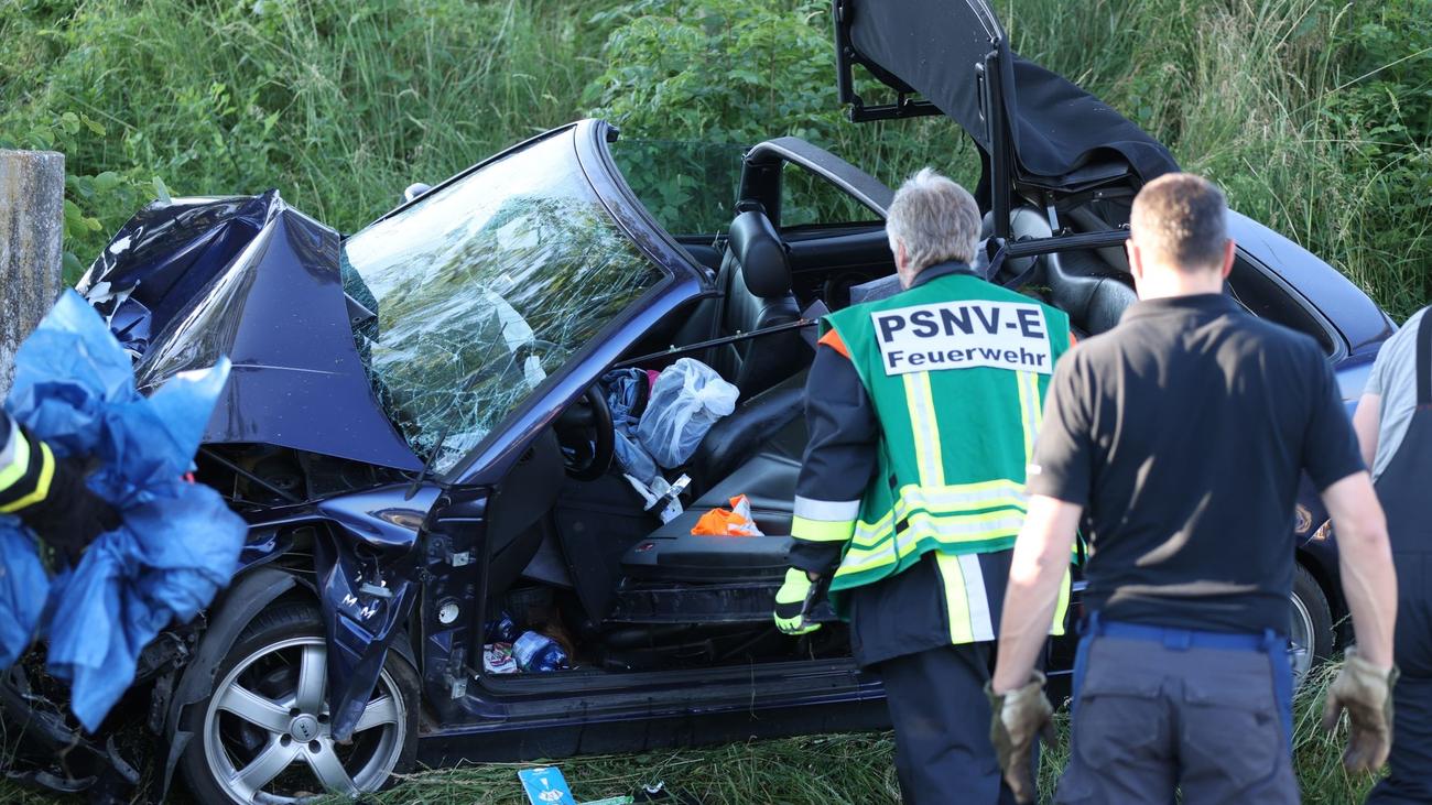 Unfälle: Autofahrerin Stürzt Mit Wagen Böschung Hinab Und Stirbt | ZEIT ...