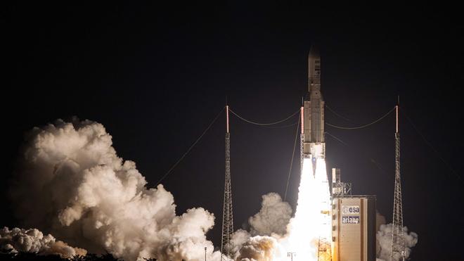 Raumfahrt: Die letzte europäische Ariane-5-Trägerrakete hebt vom Weltraumbahnhof in Kourou in Französisch-Guyana ab.