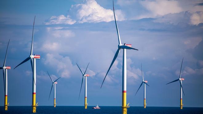 Umwelt: Ein Arbeitsschiff bringt Monteure zu Windrädern, die in der Ostsee zwischen den Inseln Rügen und Bornholm (Dänemark) stehen.