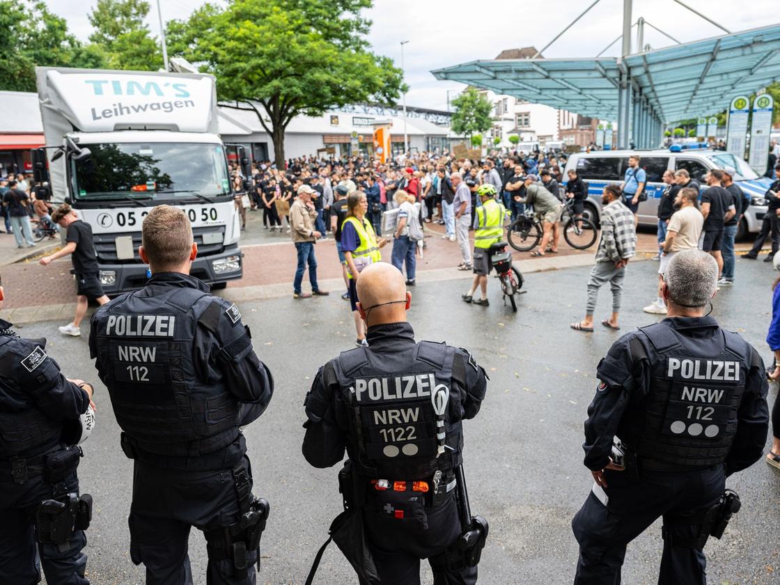 Demonstrationen: 450 Teilnehmer bei Demo gegen Polizeigewalt in Herford |  ZEIT ONLINE