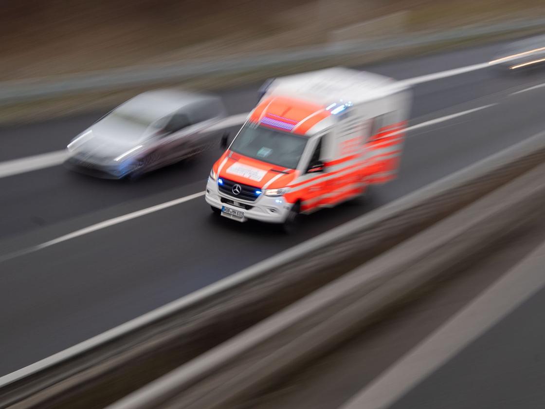 Unfall: Passant von Krankenwagen erfasst und schwer verletzt