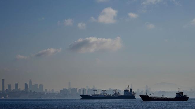 Russische Invasion: Frachtschiffe warten auf die Durchfahrt durch die Bosporusstraße.