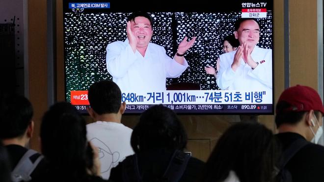 Konflikte: Ein Fernsehbildschirm im Bahnhof von Seoul zeigt während einer Nachrichtensendung ein Bild von Nordkoreas Machthaber Kim Jong Un.