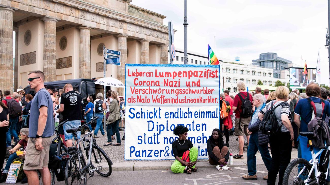 Abrüstung: Rund 4600 Menschen Demonstrieren Am Brandenburger Tor | ZEIT ...