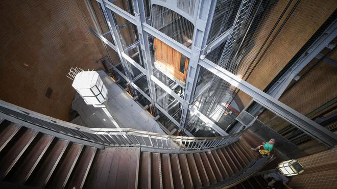 Tourismus: Blick in das Treppenhaus mit den großen Fahrstühlen für Fahrzeuge im Alten Elbtunnel.