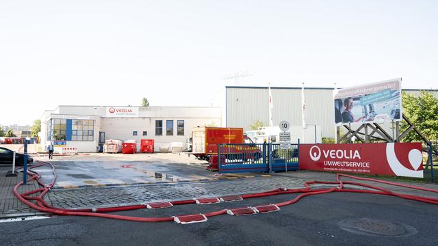 Feuer: Brand in Dresdner Entsorgungsbetrieb: Polizei ermittelt