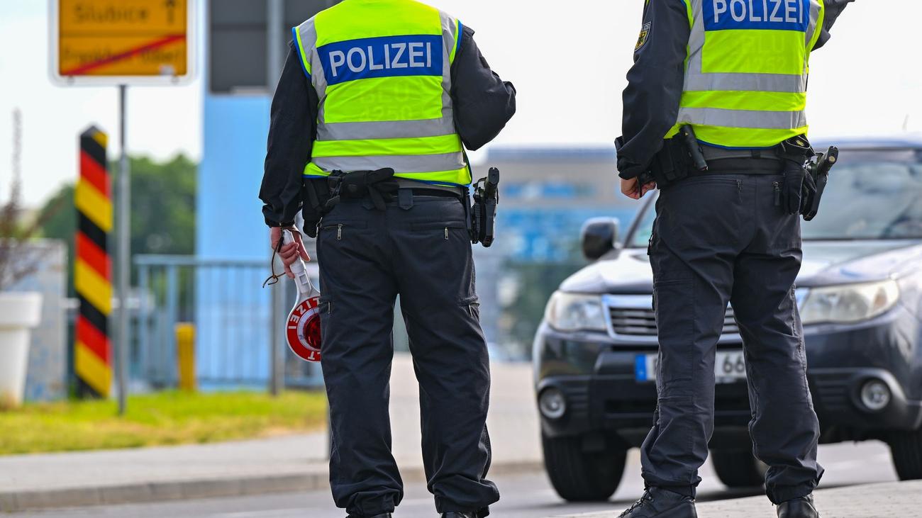 Vorpommern-Greifswald: 17 geschleuste Migranten und eine Verdächtige gefasst