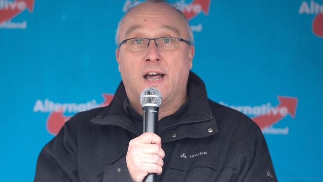 Justizministerium : Der AfD-Bundestagsabgeordnete Jens Maier spricht auf einer Kundgebung der sächsischen AfD.(Archivbild)