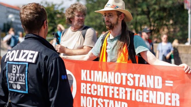 Klima-Demonstration: Letzte Generation blockiert Straßen in