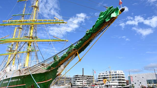 Alexander von Humboldt II: Segelschiff kollidiert mit Schwimmkran