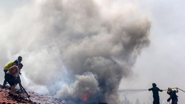 Klima: Nun das Gebirge Parnitha: Feuer in Griechenland toben weiter