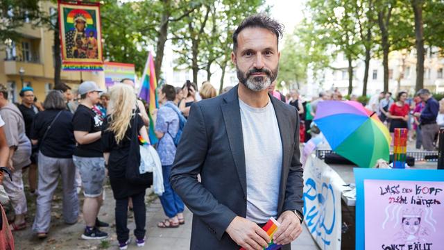 Berlin: Queer-Beauftragter will besseren Schutz queerer Menschen