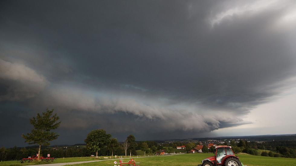 Notfalleinsätze: Haus Brennt Nach Blitzeinschlag Ab: Unwetter In Bayern ...