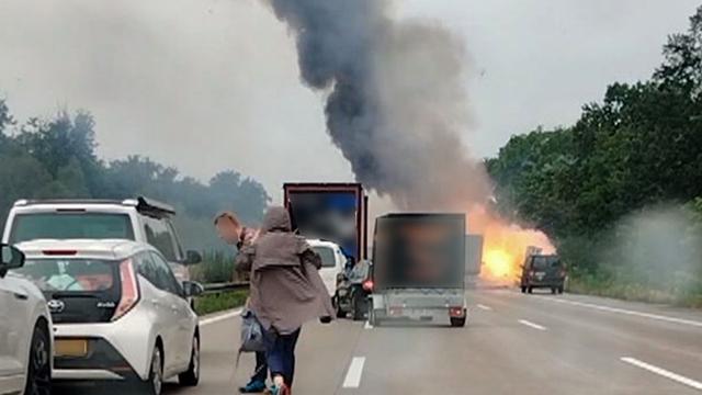 Verkehr: Gasflaschen explodieren auf Lkw - Wohl mindestens zwei Tote