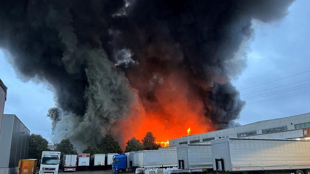 Berlin-Marzahn: Feuer in Lagerhalle - Löscharbeiten dauern an