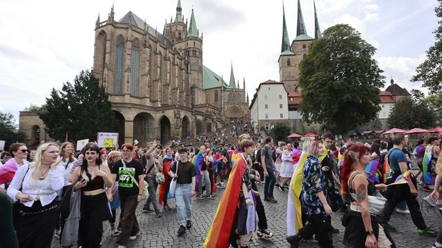 Gesellschaft: Christopher Street Day: Tausende auf Erfurts Straßen